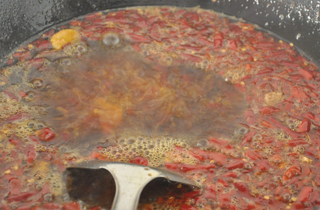 很多火鍋店使用老油，教你自己在家做火鍋味道不比外面的差！