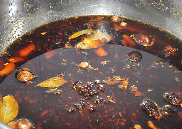 很多火鍋店使用老油，教你自己在家做火鍋味道不比外面的差！