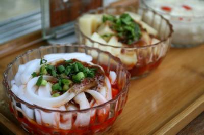 【四川小吃培訓(xùn)】選擇什么地方最適合開小吃店？