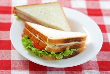 自制三明治，做法簡(jiǎn)單的營養(yǎng)早餐，早上你想來一份嗎