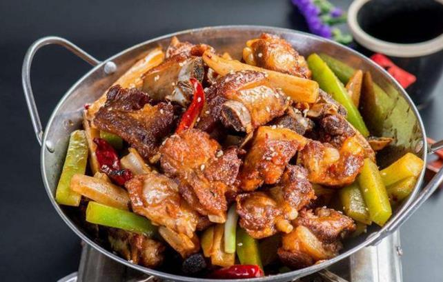 “干鍋排骨”的家常做法，做法簡單，口感麻辣鮮香