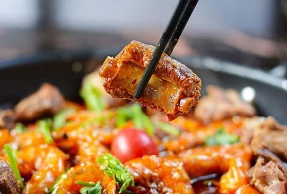 “干鍋排骨”的家常做法，做法簡單，口感麻辣鮮香