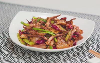 ?教你做干鍋魷魚，香辣過癮，招待客人簡單又快捷！