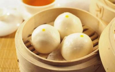 還在用清水蒸饅頭嗎？發(fā)面加“此物”，蒸出來(lái)的饅頭又香又軟！