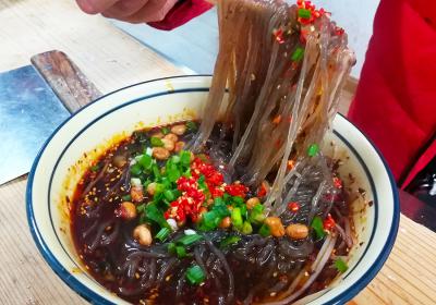 成都特色小吃酸辣粉技術(shù)培訓(xùn)，價(jià)廉物美創(chuàng)業(yè)無(wú)憂(yōu)