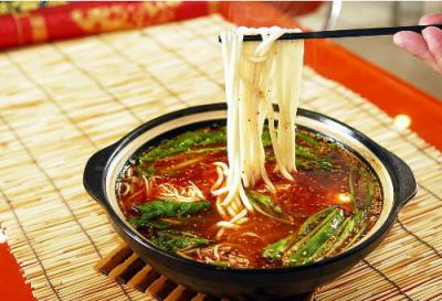 想學(xué)過(guò)橋米線技術(shù)去哪里好,正宗云南過(guò)橋米線培訓(xùn)做法