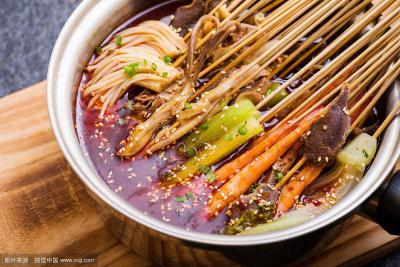  四川砂鍋串串香餐飲訓(xùn)練班哪里好？師傅現(xiàn)場(chǎng)操作訓(xùn)練