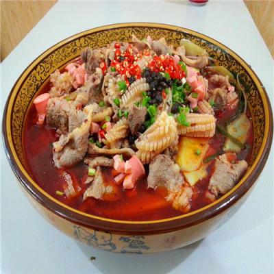 四川學(xué)做冒菜技術(shù)哪里靠譜？師傅跟隨學(xué)員指點(diǎn)