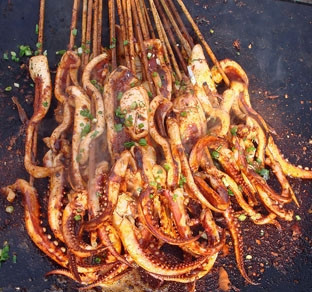 四川小吃鐵板魷魚(yú)技術(shù)做法哪里好？短期小吃培訓(xùn)中心