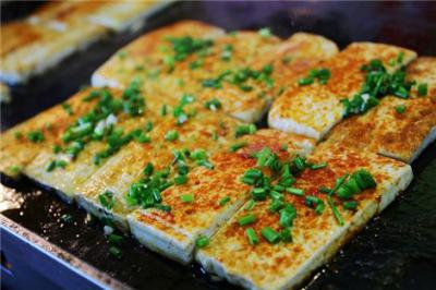 鐵板豆腐培訓(xùn)哪里好？鐵板豆腐技術(shù)無(wú)保留教學(xué)