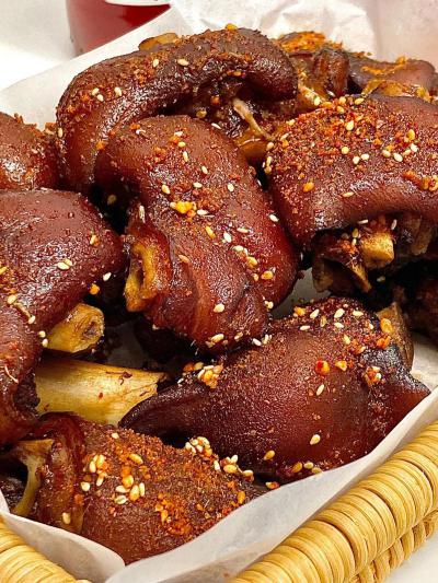 烤豬蹄技術(shù)培訓(xùn)班在哪里？飄味緣培訓(xùn)學(xué)校，助您開啟財富“蹄”途！